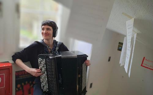 Solistin im Treppenhaus